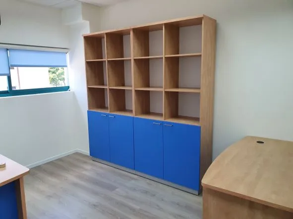 כוננית מדפים עם דלתות