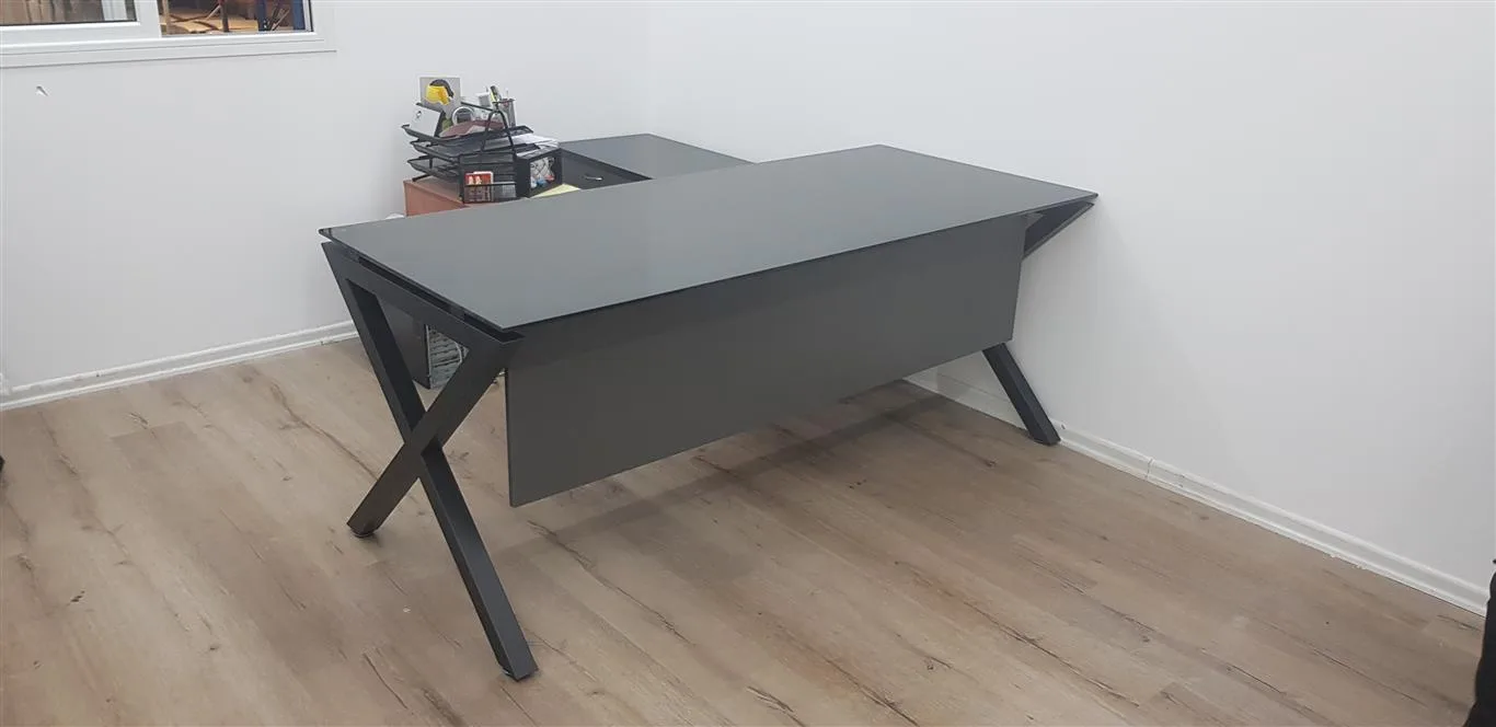 שולחן מנהלים רגלי X+זכוכית שחורה כולל שלוחת מנהל דגם נמסיס