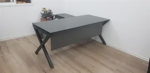 שולחן מנהלים רגלי X+זכוכית שחורה כולל שלוחת מנהל דגם נמסיס